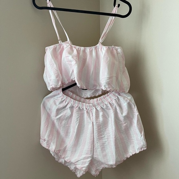 Pink and white striped cropped two-piece set - Picture 3 of 10